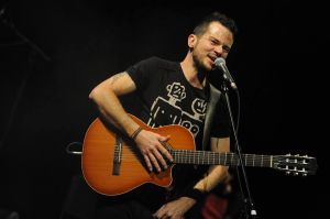 Morik en showcase acoustique Au Bureau