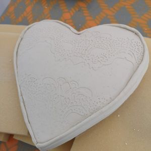 pièce avec la technique de moule en carton chez Helmut & Petula