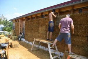 chantier d’écoconstruction sur le site de la ferme du plateau de Hayes